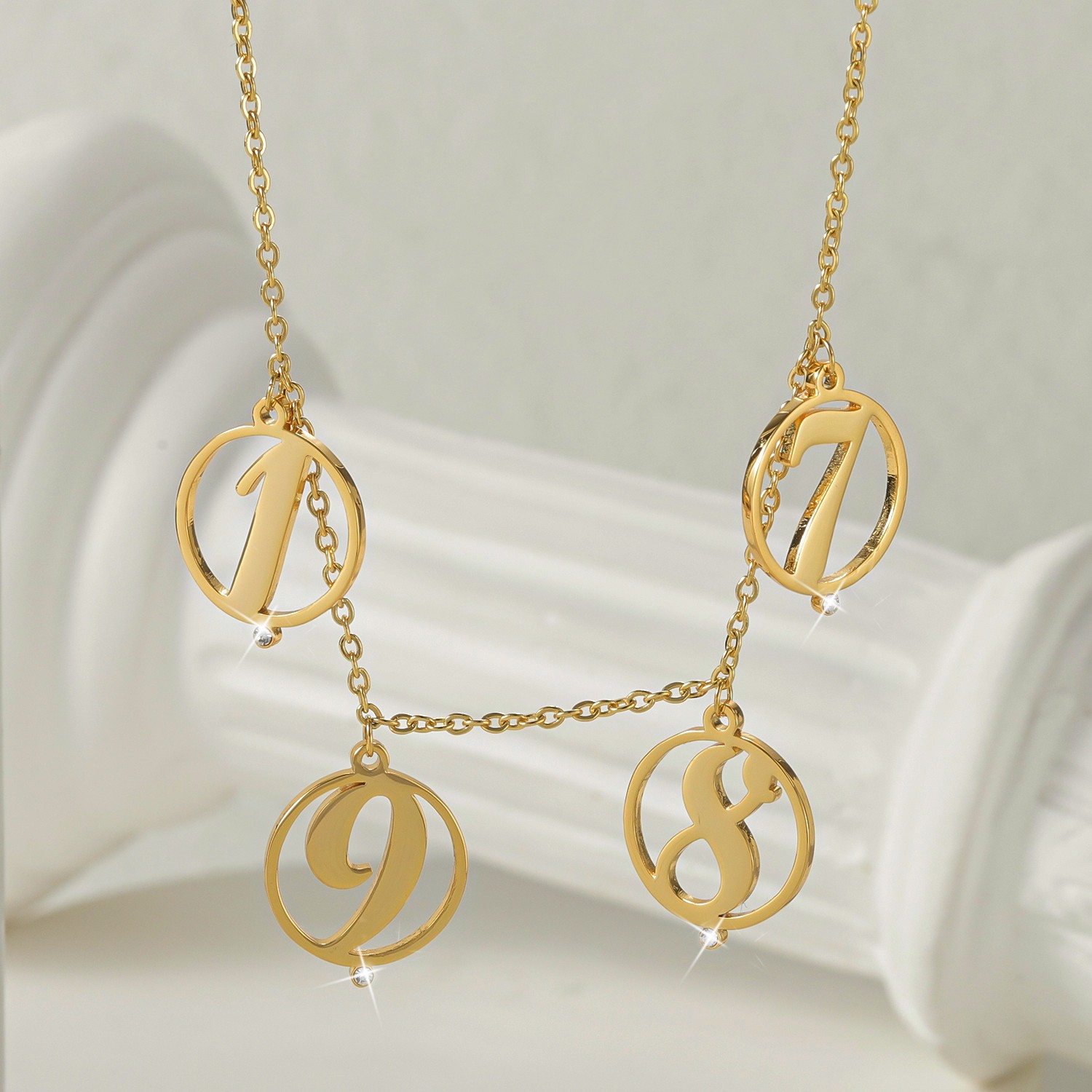 Initial Letter Necklace 18K Gold - Passen Sie die Halo-Halskette mit mehreren