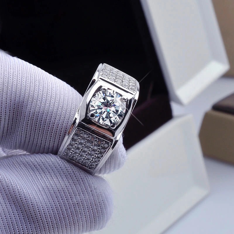 Neuer vierklaueniger Simulatio – Moissanite Engagement Ring 1 Carat Bewertung und Preis