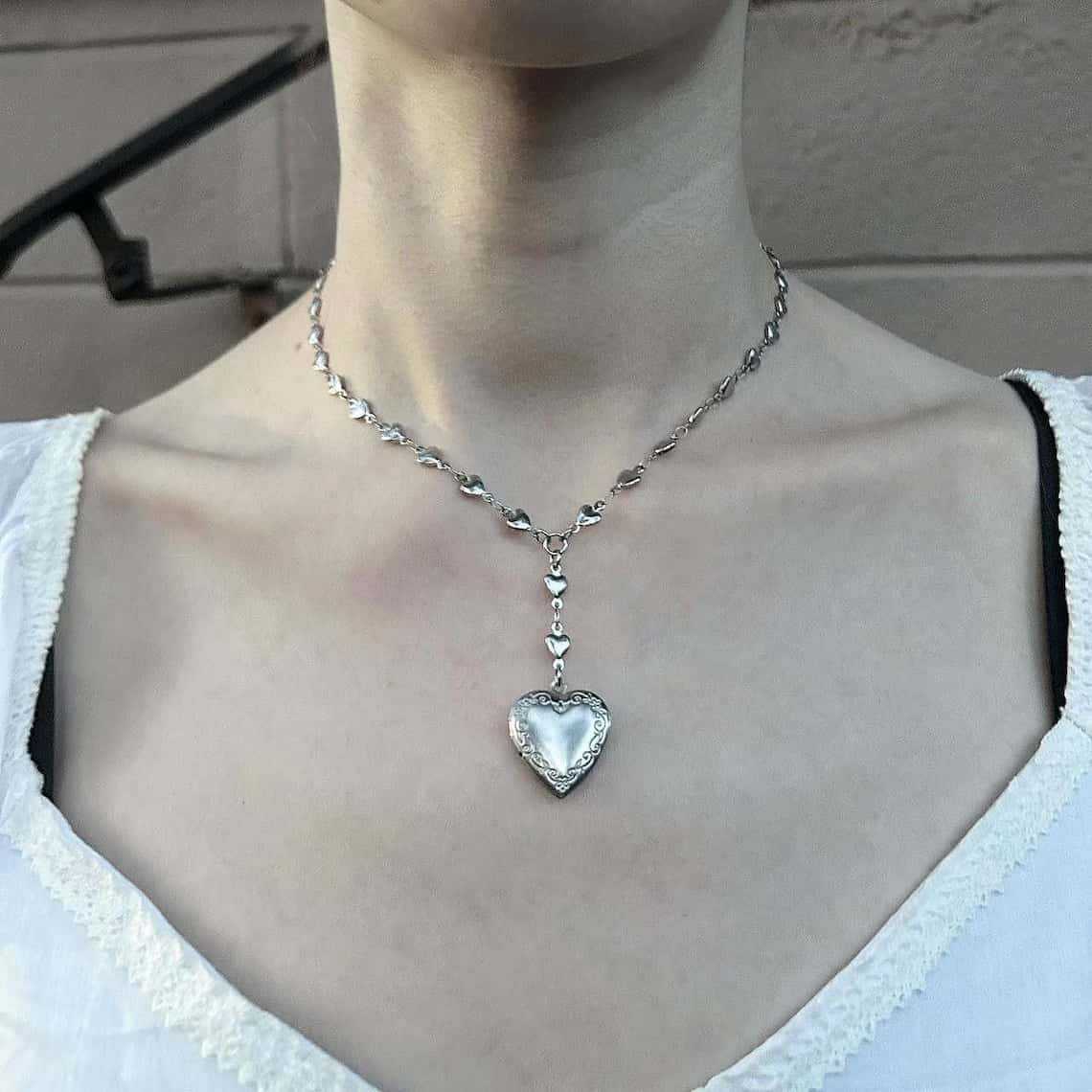 Rosenkranz-Lariat-Kettenhalske – Heart Locket Necklace Photo Bewertung und Preis