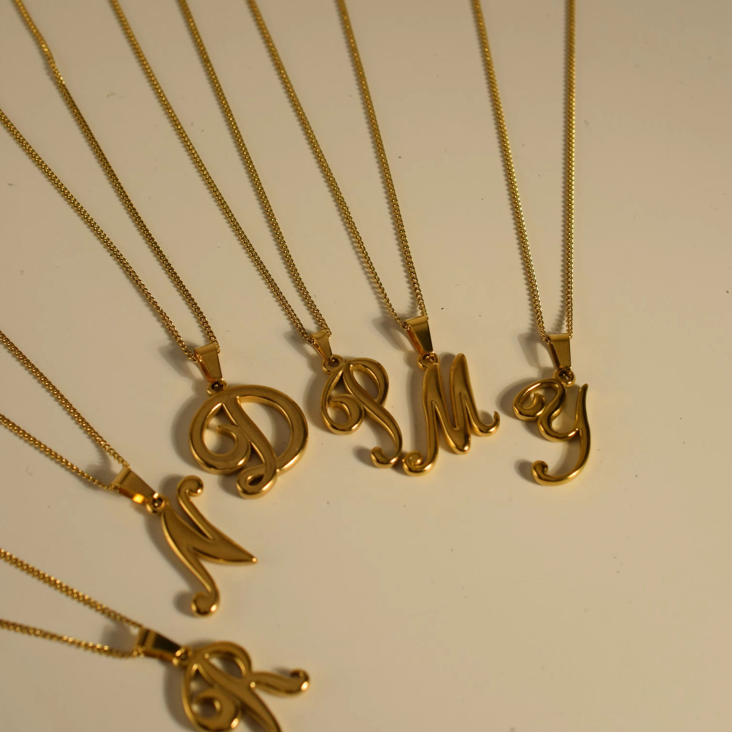 18 Karat Gold Edelstahl Vintag – Initial Letter Necklace 18K Gold Bewertung und Preis